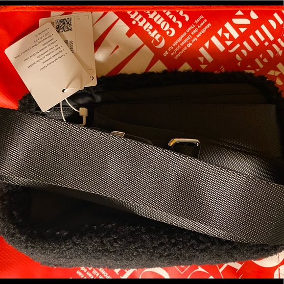 Sold out! Lululemon Everywhere Fleece Belt Bag NWT - Picture 7 of 7
